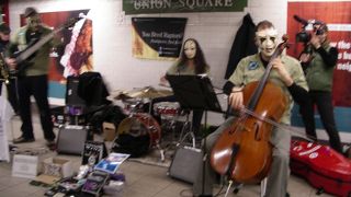 地下鉄の中でも毎日ライブがあります