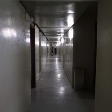 狭くて暗い地下の通路