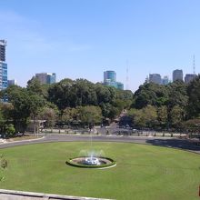 上界からロータリーの眺め、向かって左手に戦車があります。