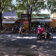 建物裏手の方にこうした感じの良いお店が多数。ビール最高。