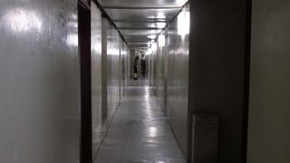 地下の展示は肌で歴史を感じる事が出来ます、それと周囲に……