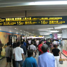 地下鉄人民広場駅は大混雑