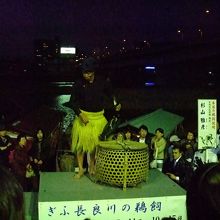 鵜飼観覧待合所の前で事前に鵜飼いの説明があります