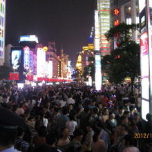南京東路の人混みとライトアップ。