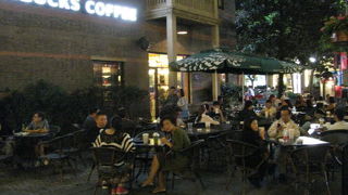 国慶節、夜の新天地はいつも通り欧米人がお酒を飲んでいます。