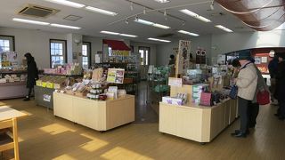 鶴雅グループの豆菓子屋