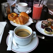 一人前のパンですが、もうひとつ別のパンも付いています。