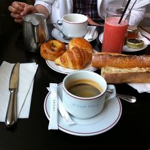 パン類とジャムは、一人前です。モーニングセットとお茶単品です