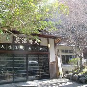 ちょっと古ぼけた和風旅館ですが、日帰り＋お料理専門の施設です。