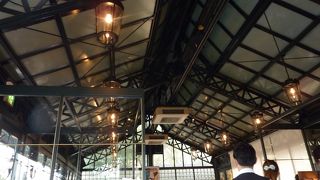 吹き抜けの天井から日差しが