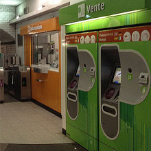 黄緑色のVenteと書いてある機械が券売機です