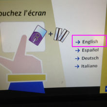 まずは画面をタッチして言語をEnglishに設定します