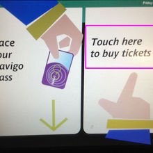 画面左はパリ版スイカのチャージなので切符を買う人は右をタッチ