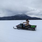 ワカサギの氷上穴釣りも体験できます。