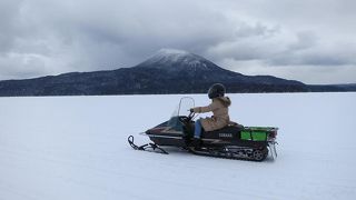 ワカサギの氷上穴釣りも体験できます。