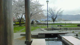 足湯から桜と湖面の景色を楽しむ