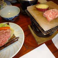 阿波牛は岩塩で焼きます。