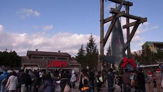 船がサメに襲われるんですが、あまり怖くない・・・・