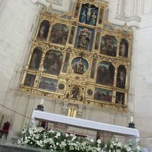 緻密な装飾の祭壇