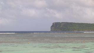 グアムのシンボルを臨むタモン湾