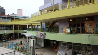 レストラン・雑貨屋からスポーツクラブまで！週末イベントも魅力！！