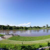ホテルの敷地境界をゆったりと流れる河