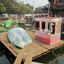 湖心亭の前で旧正月の飾り付。