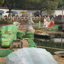 湖心亭の前で旧正月の飾り付。