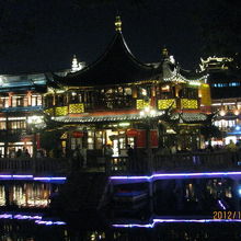 湖心亭と九曲橋のライトアップ。