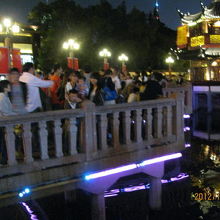 九曲橋は大勢の人がいて湖心亭に辿り着けません。