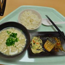 ゆし豆腐定食。焼き魚、サラダ付きで３５０円。