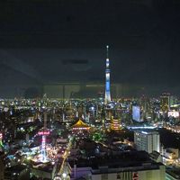 窓に広がる花やしきと浅草寺、そしてスカイツリーの夜景です