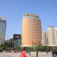 地下ショッピング街へホテルのエレベータがある