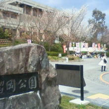 仙台駅東口から延びる大通り沿いにある広大な公園です。