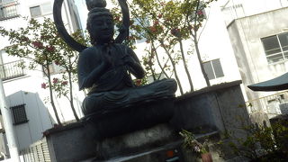 本郷三丁目の住宅街の中に