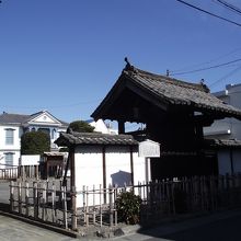 左奥が旧本庄警察署  (右の門は移築の旧田村本陣の正門)