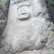 高さ８メートルの不動明王に圧倒されます