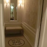 エレベータ。函内にイスもある。年配の宿泊客が多いから？