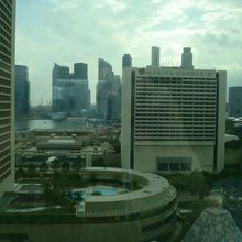 コンラッドホテルの富の噴水の反対側の眺望