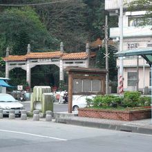 仙洞巖のバス停（右端）から見える寺の門（左奥）