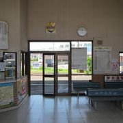 この駅には、駅員さんがいます