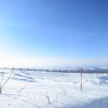 雪に埋もれている展望台