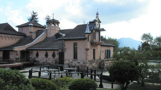 河口湖湖畔で広々駐車場もあり、建物がとても素敵で小さいコンサートもあり！楽しめます！！