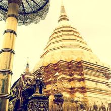 豪華絢爛。タイのお寺らしいお寺です。