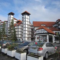 白壁と木組みが美しい建物