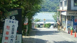 変化に富んだ風景を持つ湖の周りを散歩