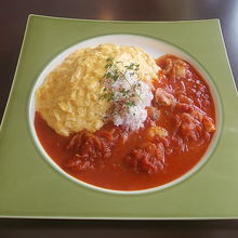 メニュー例（シーフードトマトソースのオムライス（900円）