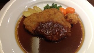 ビフカツ美味しい～。とってもレアです。