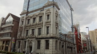 近代的なビルとファサードのコントラストが印象的です