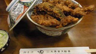 黒い天ぷらの天丼にはびっくりしました。